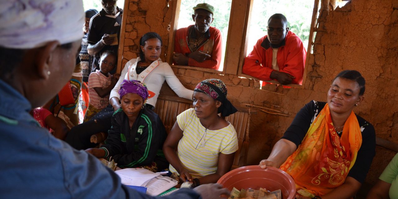 Des communautés de la RDC se tournent vers l’avenir à mesure que s’accroît la confiance dans leur capacité d’épargne