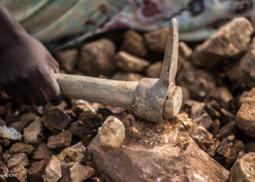 Un nouveau projet favorise l’autonomisation des femmes dans le secteur de l’exploitation minière artisanale