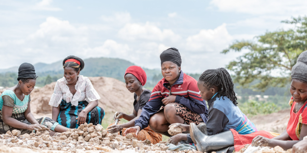 Des associations d’exploitantes minières plus fortes améliorent l’égalité des genres en RDC, en Ouganda et au Zimbabwe