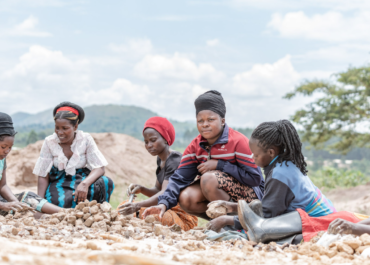 Des associations d’exploitantes minières plus fortes améliorent l’égalité des genres en RDC, en Ouganda et au Zimbabwe